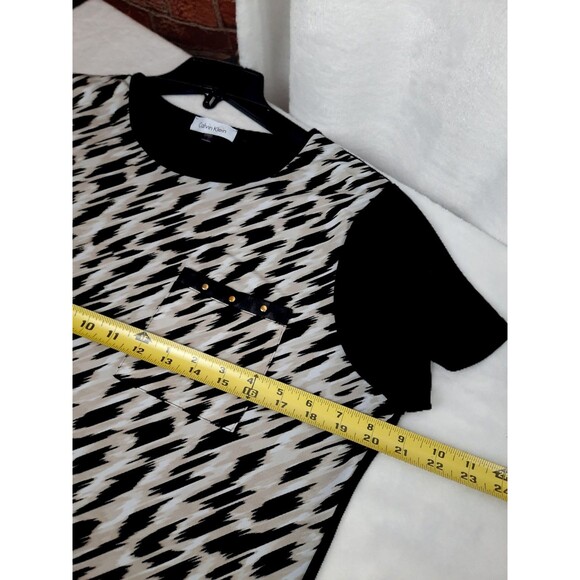 Calvin Klein Geometric Animal Print Short Sleeve Top - Picture 6 of 11